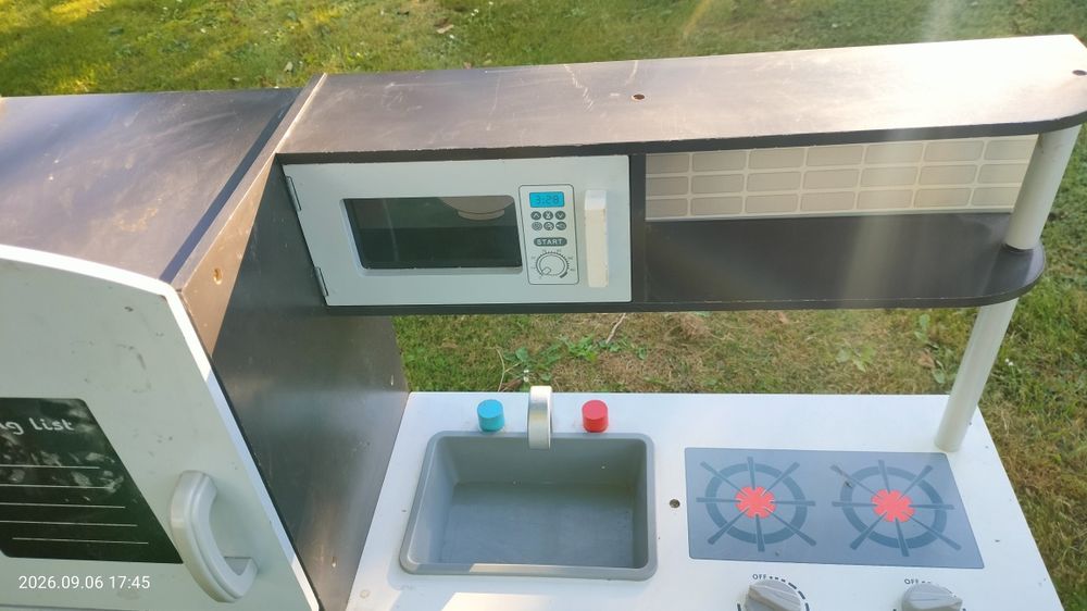 Kuchnia, stolik i krzesełka do ogródka