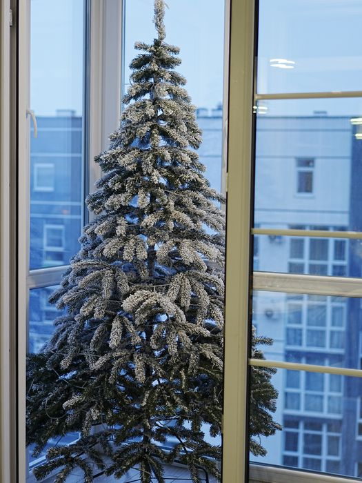 Штучна ялинка засніжена