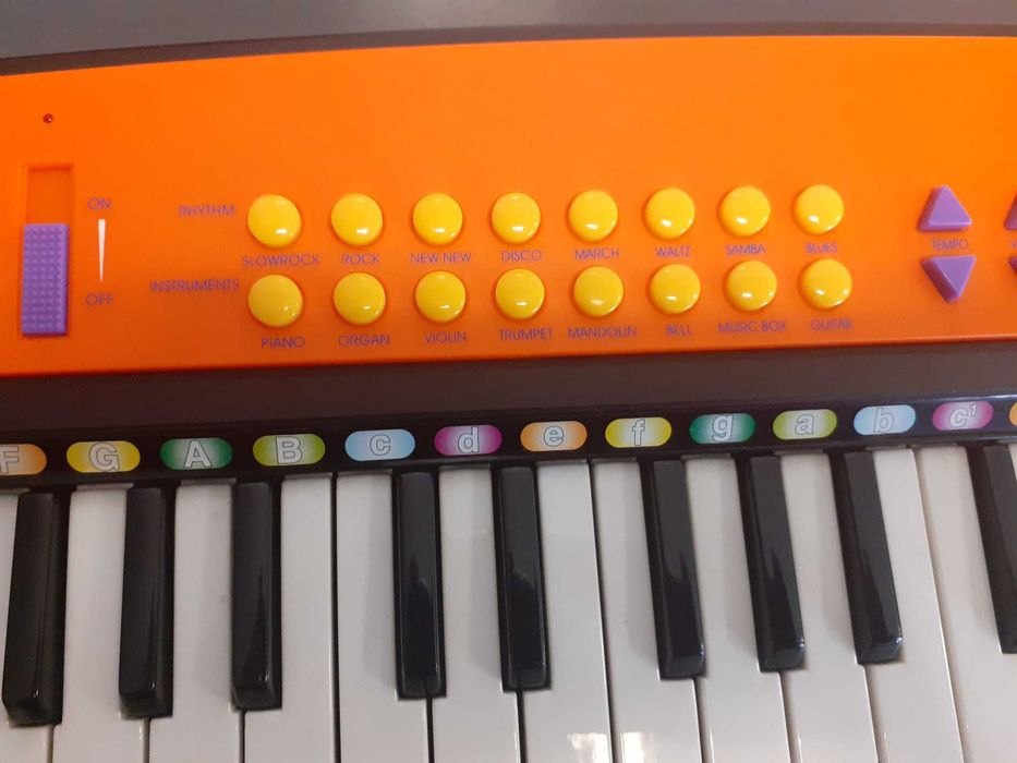 Teclado eletrónico de 22 teclas, com microfone, marca Simba