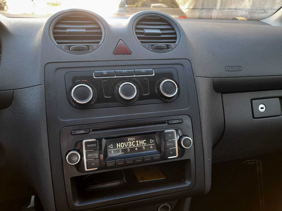 VW Caddy 1.6 TDI adaptada para transporte de pessoas com mobilidade reduzida