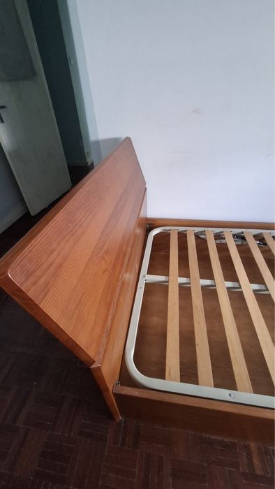 Cama de madeira com espaço de arrumação