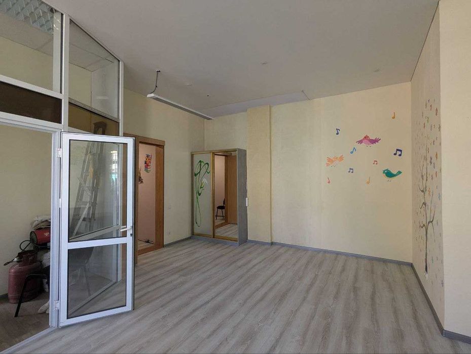 Продаж квартири в центральному районі. З окремим входом. Перший поверх