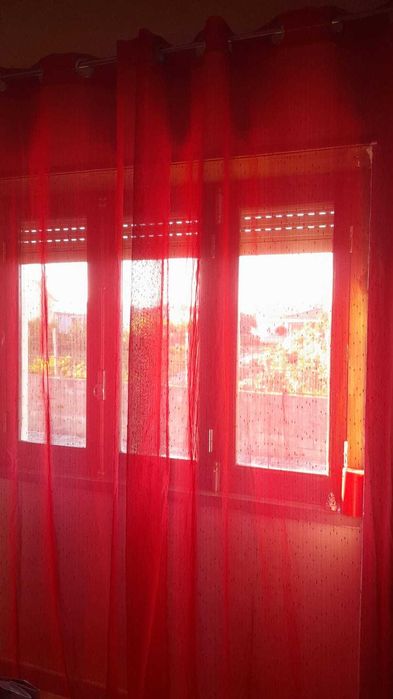 Cortinados vermelhos argolas