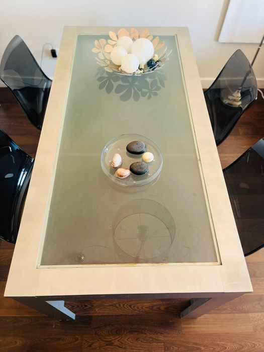 Mesa prateada com tampo de vidro