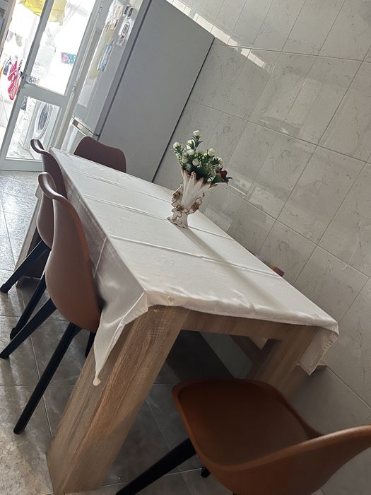 Mesa de cozinha com bancos em madeira e 4 cadeiras com estofados