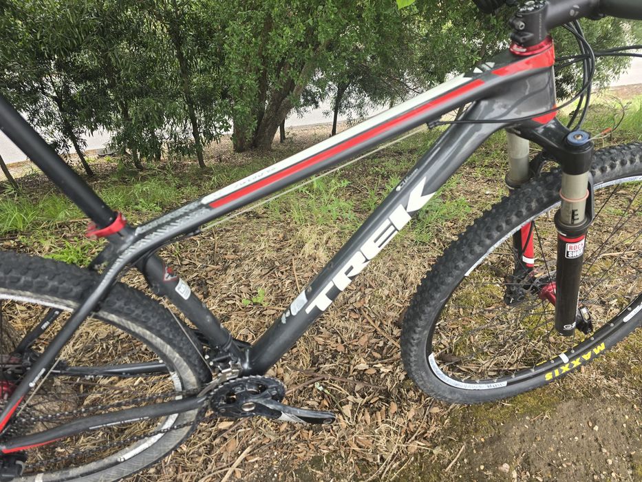 Btt trek carbono 29 m com reba