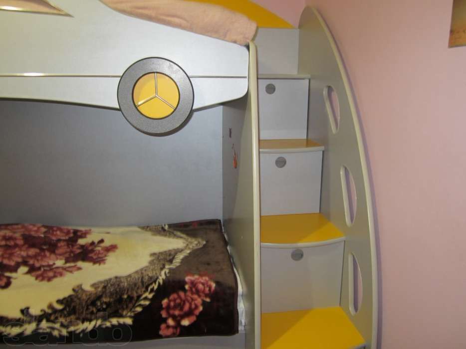 детская мебель с двух-ярусной кроватью для двоих детей