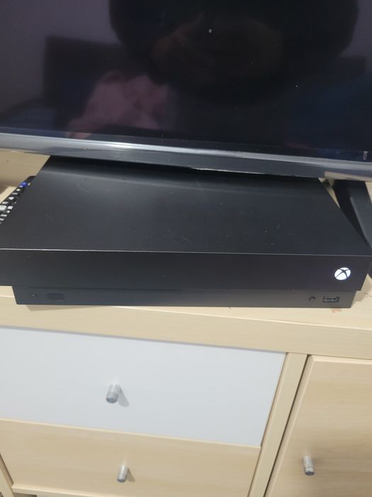 X box one x 1 t com 3 jogos e 1 comando