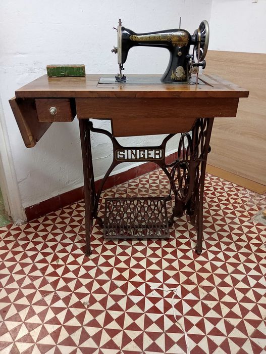 Máquina de costura Singer 
Modelo: 27K 
Ano: 1904