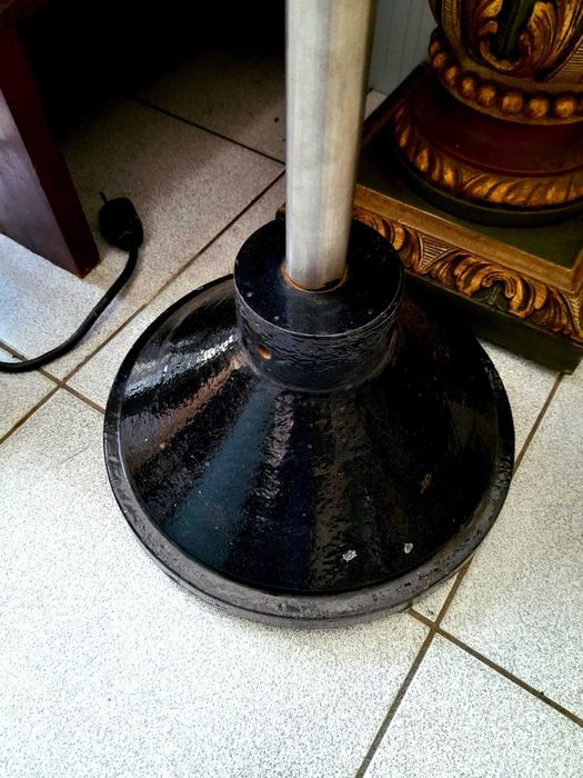 Espelho de alfaiate antigo estilo industrial com um pé magnífico