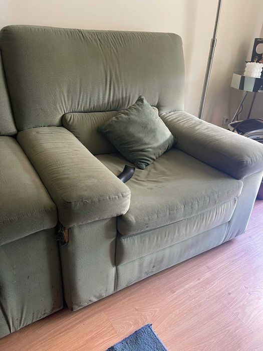 Sofás verde em tecido.