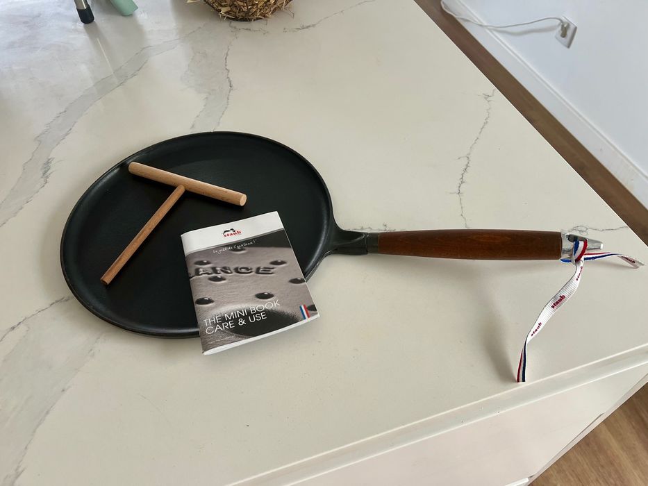 Crepeira STAUB com pega de madeira 28 cm, Ferro fundido, Preto