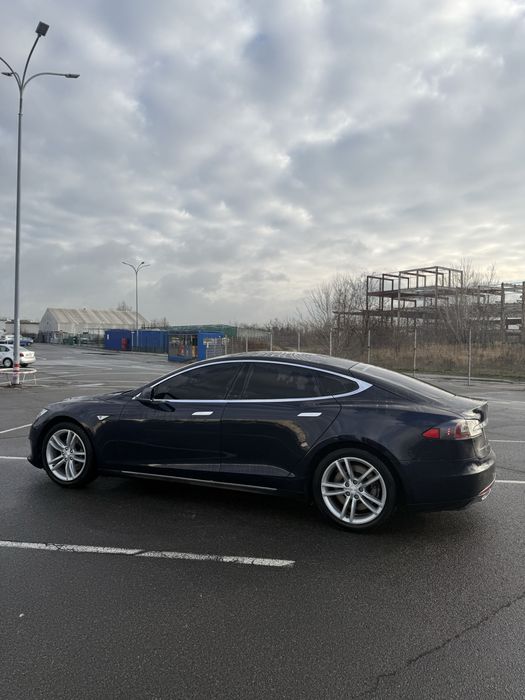 Тесла модел с 85кв перфоменс