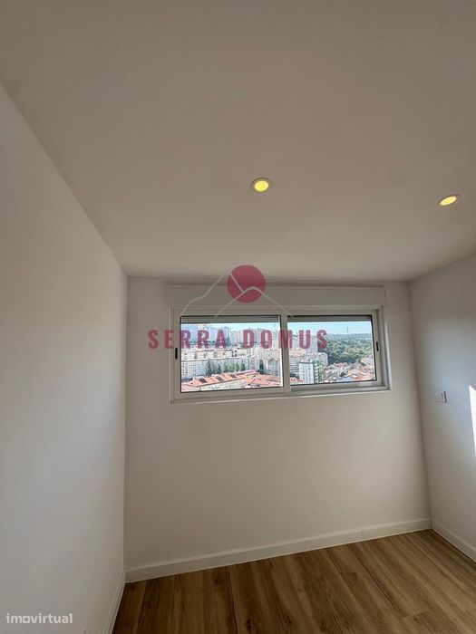 T2 Totalmente Remodelado | Excelentes Áreas | Varanda e Vista