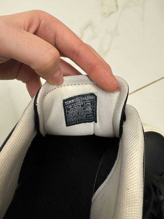 Tommy Hilfiger Sneakers (42)