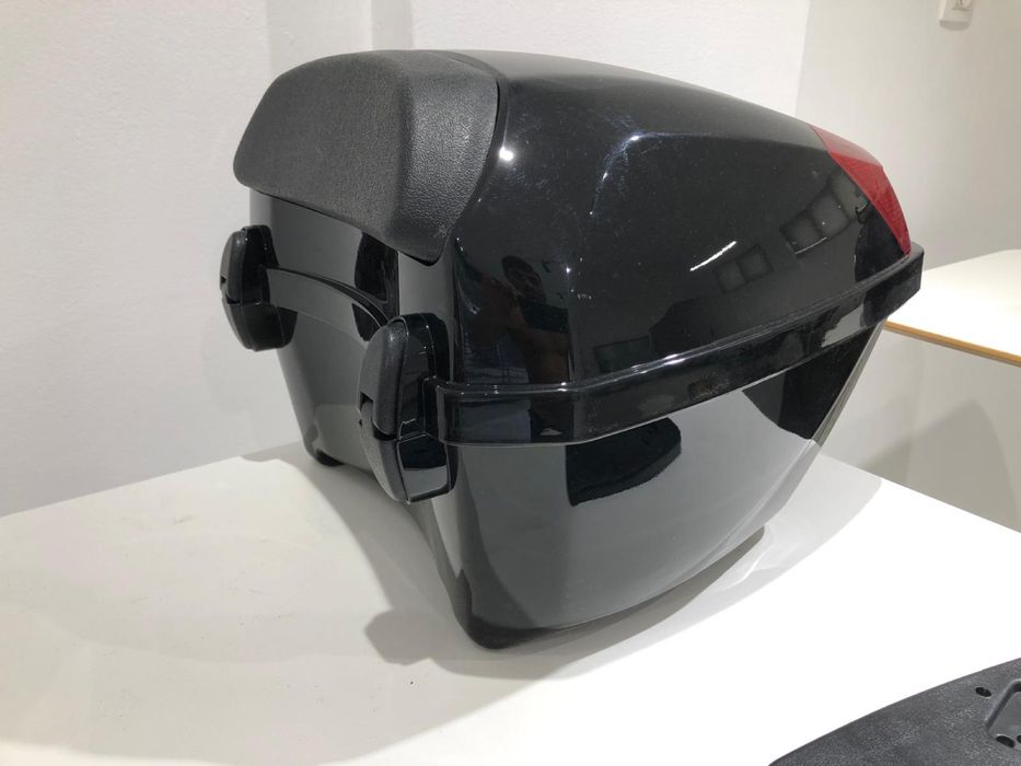 Top case preta 20L NOVA para 1 capacete com base