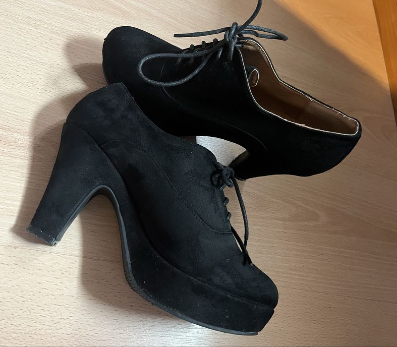 Sapato preto salto alto portes incluso