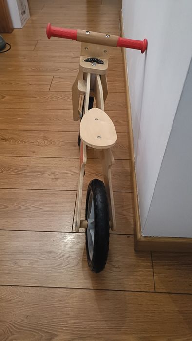 Bicicleta em madeira sem pedais
