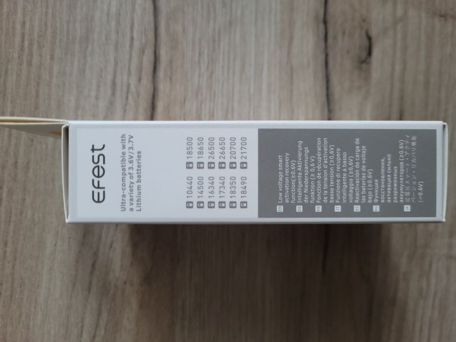 Mała i poręczna ładowarka Efest Slim K2
