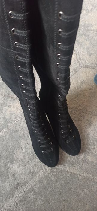 Шкіряні сапоги, на 38 розмір.