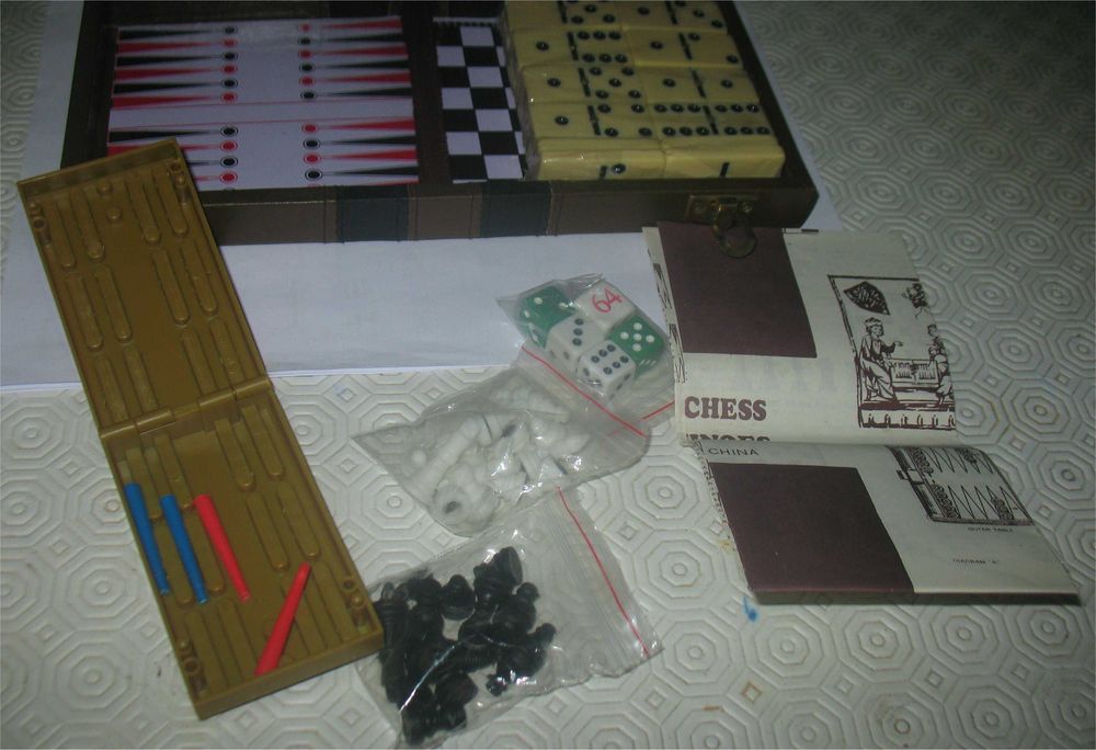 Conjunto de Viagem Vintage de Jogos Tradicionais (Xadrez, Dominós)