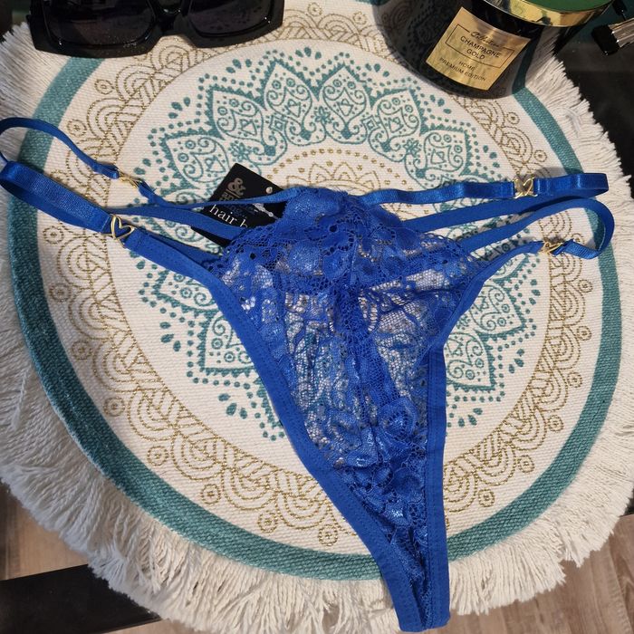 Seksowne koronkowe stringi damskie.