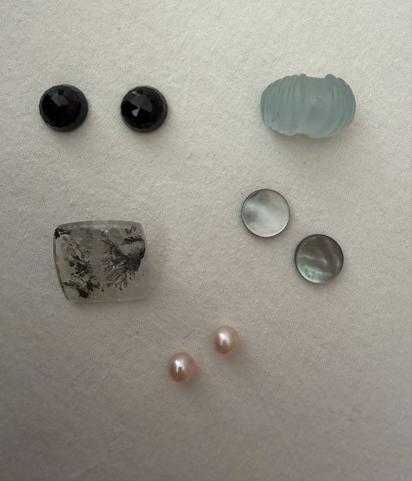 Conjunto de pedras e perolas naturais diversas
