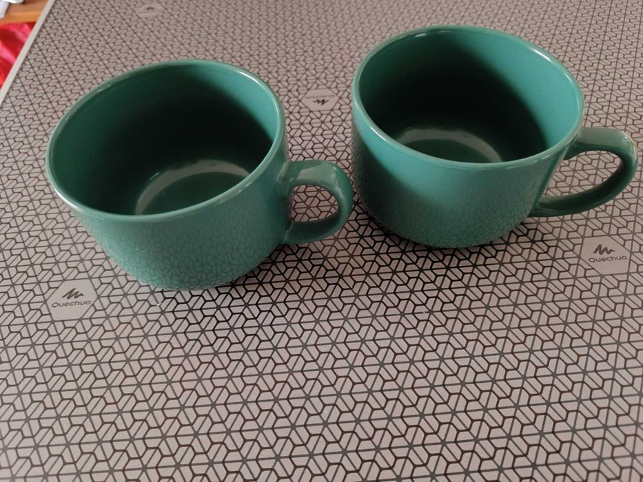 2 xícaras/taças grandes com 12cm de diâmetro por 10 de profundidade.