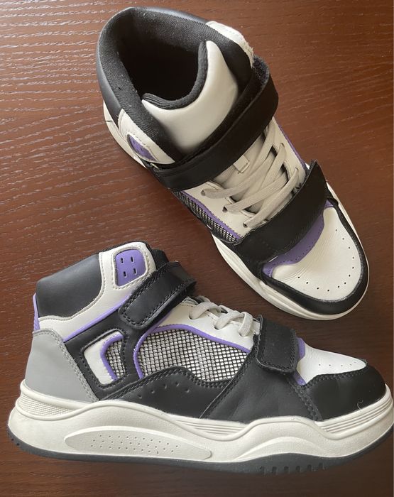 Продам кроссовки подходят как для мальчика , так и на девочку