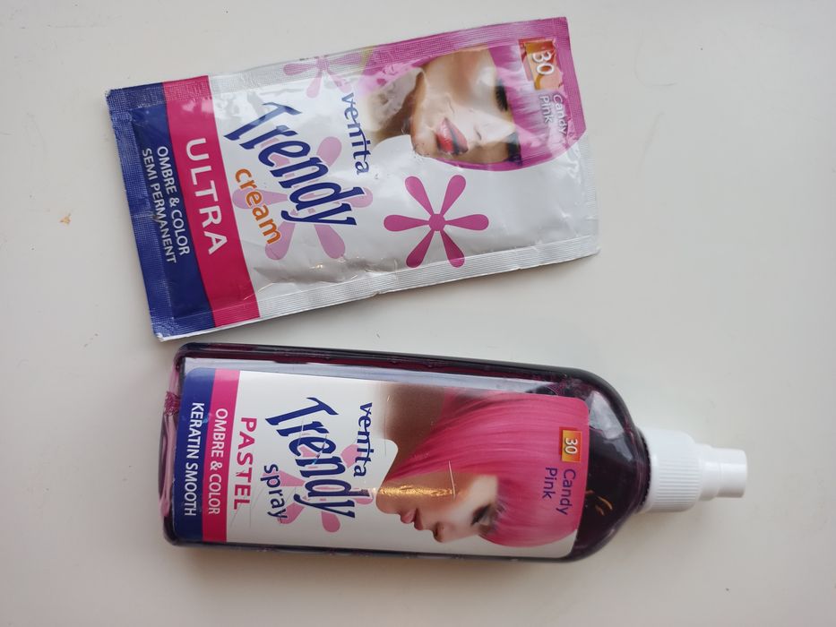 szmponetka i koloryzujący spray do włosów różowy