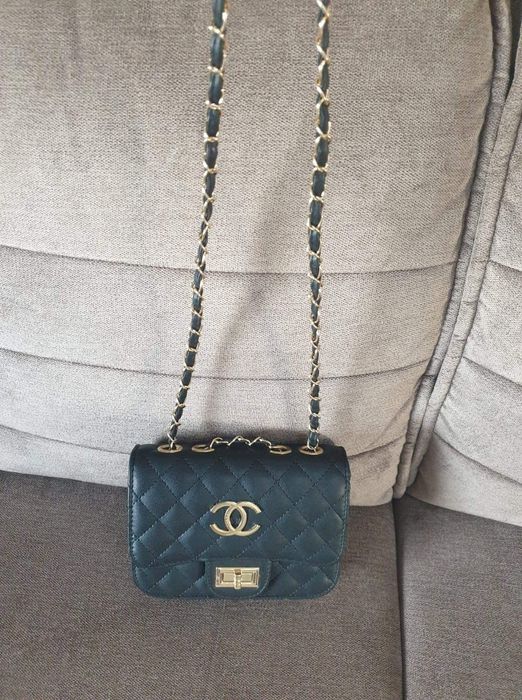 Mała torebeczka czarna listonoszka pikowana nowa