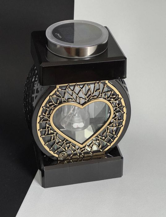 Лампадки на сонячній панелі