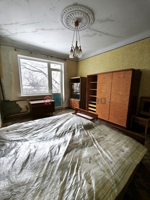 Продам 2 кімнатну квартиру у Центрі. Під ремонт