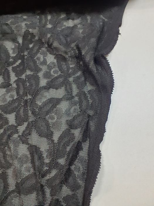 Koronka czarna gęsta szer.135 cm.