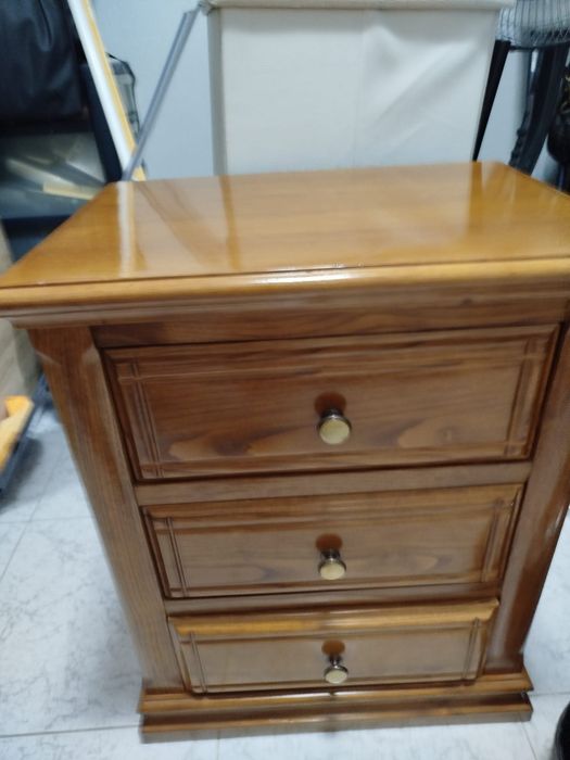Cama e mesinha de cabeceira