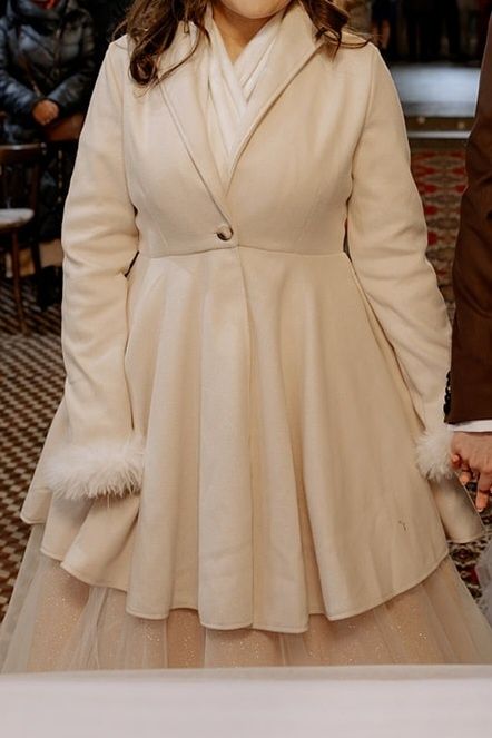 Kremowy płaszczyk, elegancki i kobiecy