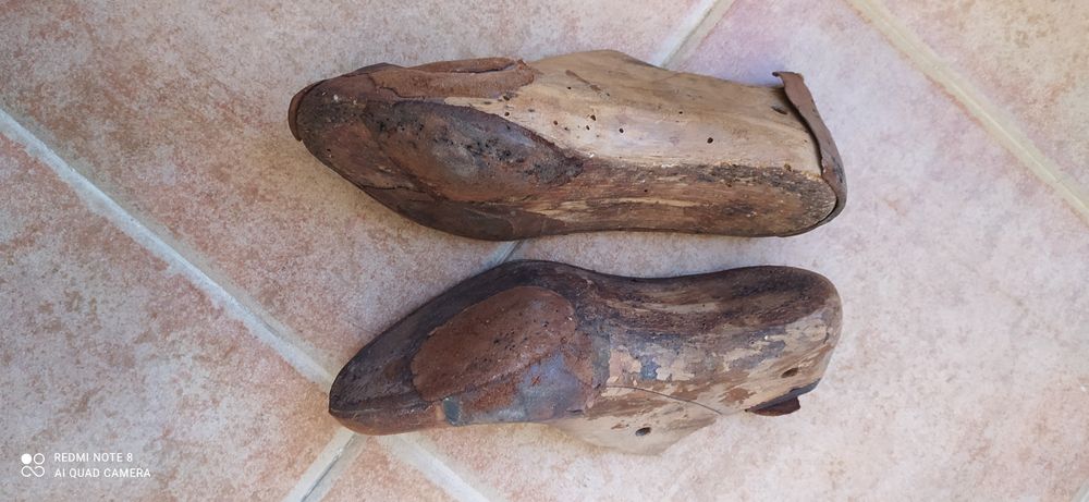 Dois moldes de sapatos