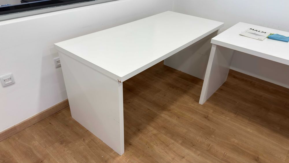 2 secretárias brancas