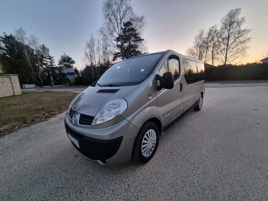 Renault Trafic 9 miejsc zadbany bogata wersja Passanger Pack Clim nawiewy long