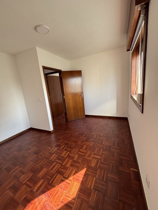 T2 Prelada com excelente localizaçao, estacionamento e ensolarado. Zona residencial calma, com jardins e parque infantil. Excelentes acessos.