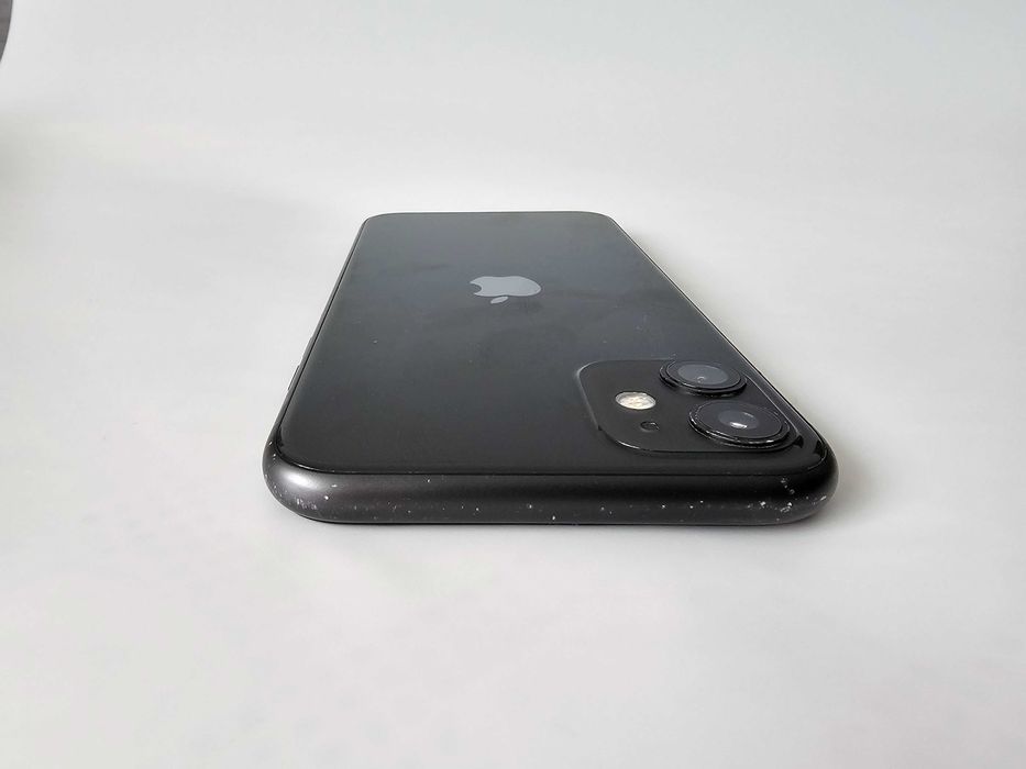 Iphone 11 64gb.  Muito bom.