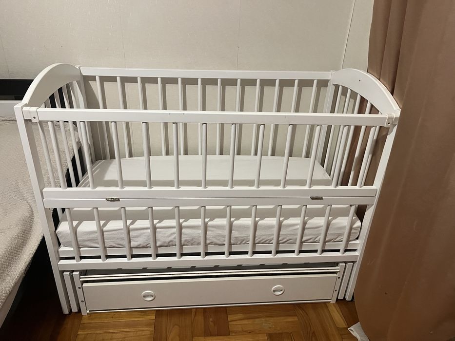 Дитяче ліжечко з маятниковим механізмом+матрасик з наматрасником