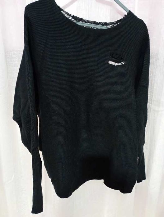 Camisola preta rendada nas costas