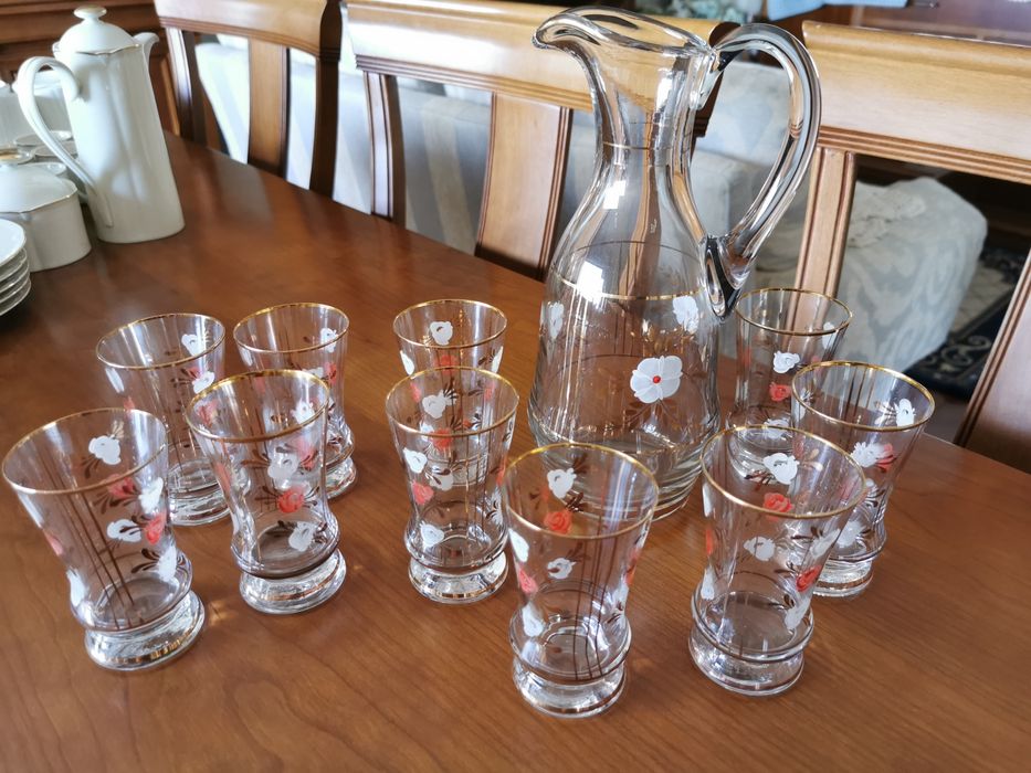 Copos  Novos antigos água e de licor com respectivos jarros