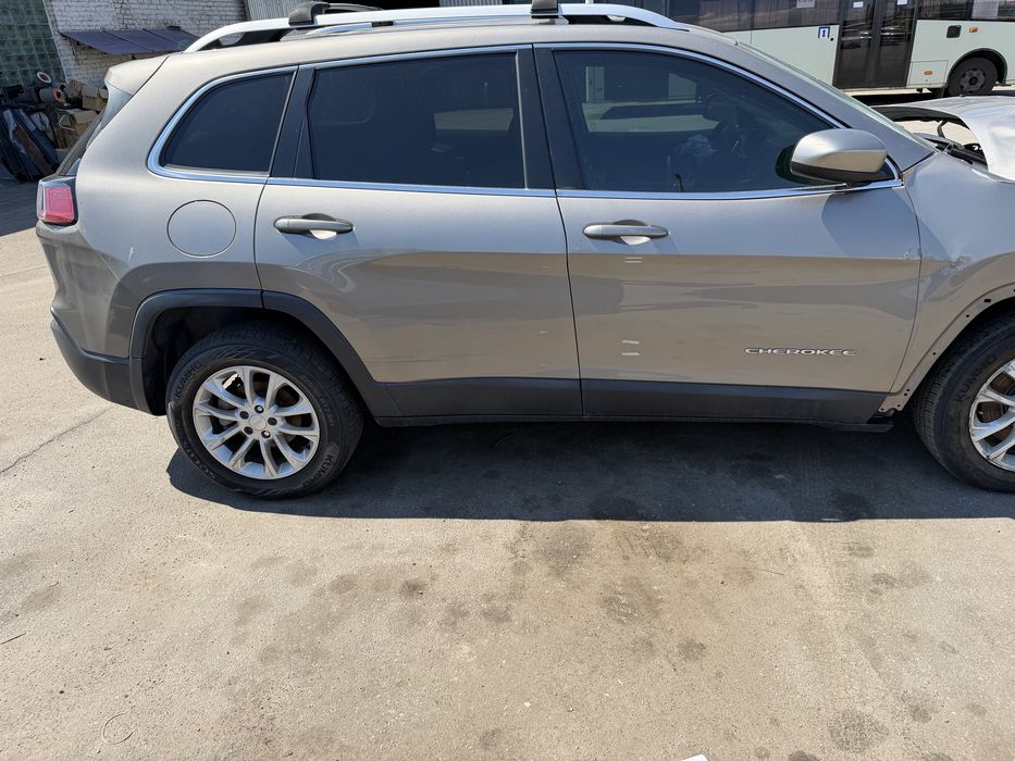 Запчастини Cherokke Задній бампер і комплектуючі до Jeep Cherokee KL 2019