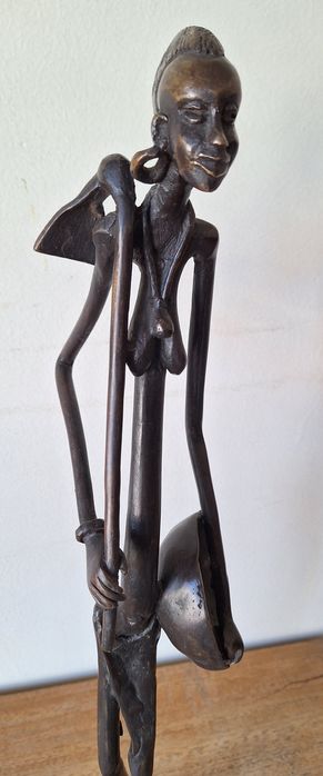 Escultura de mulher africana em ferro fundido