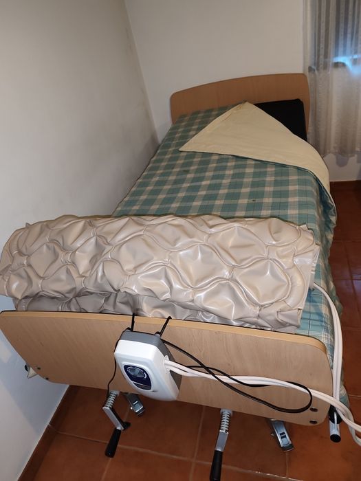 Cama articulada com colchão antiescaras