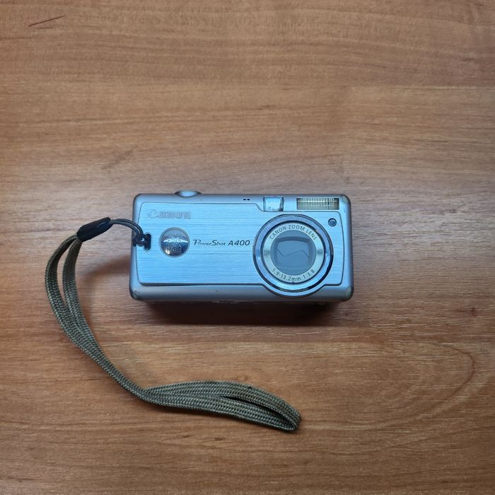 Цифровой фотоаппарат Canon PowerShot A400

повністю робочий, є потерто