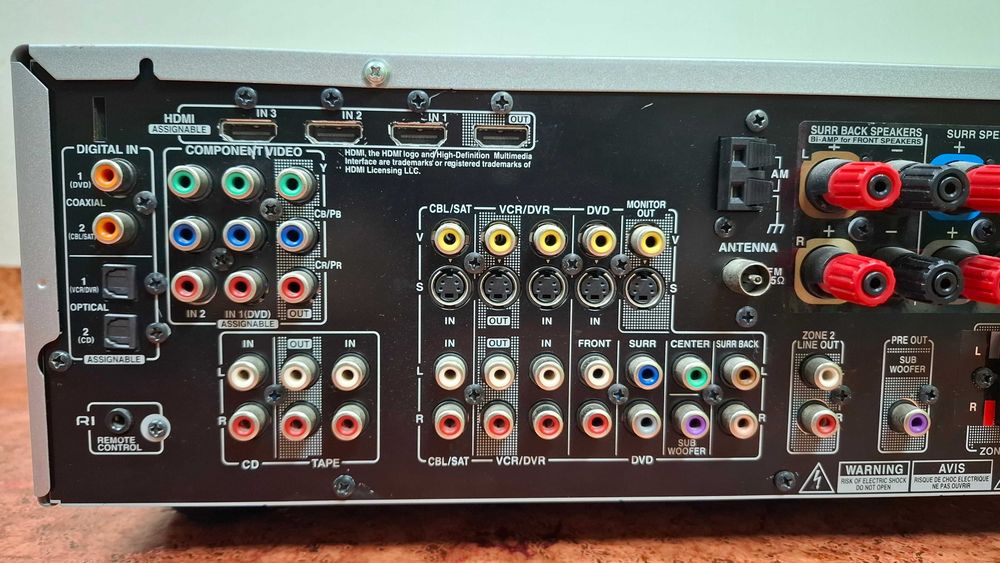 Amplituner ONKYO model TX-SR 506. Posiada wejścia i wyjście HDMI.