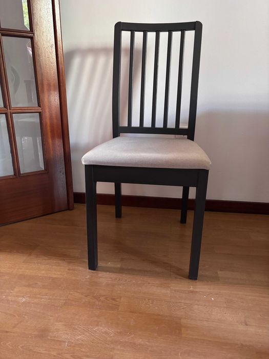 Conjunto de mesa e cadeiras